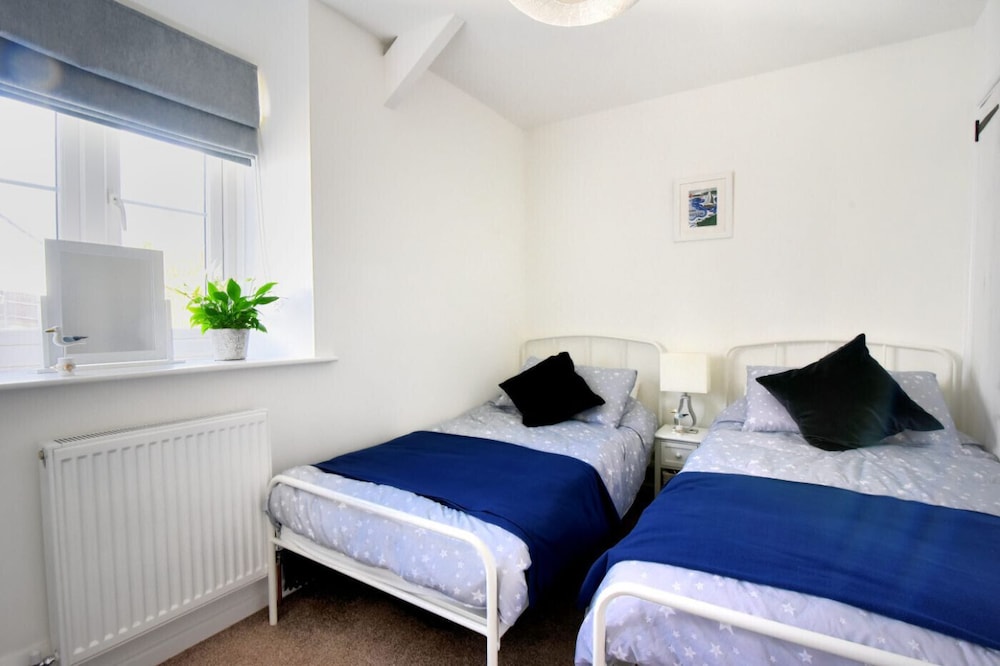 1 Lymbrook Cottages