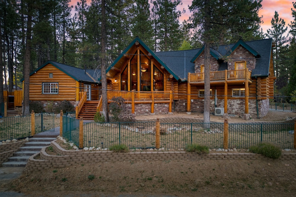 Forest Road by Avantstay Group Cabin w Hot Tub Minutes to the Lake