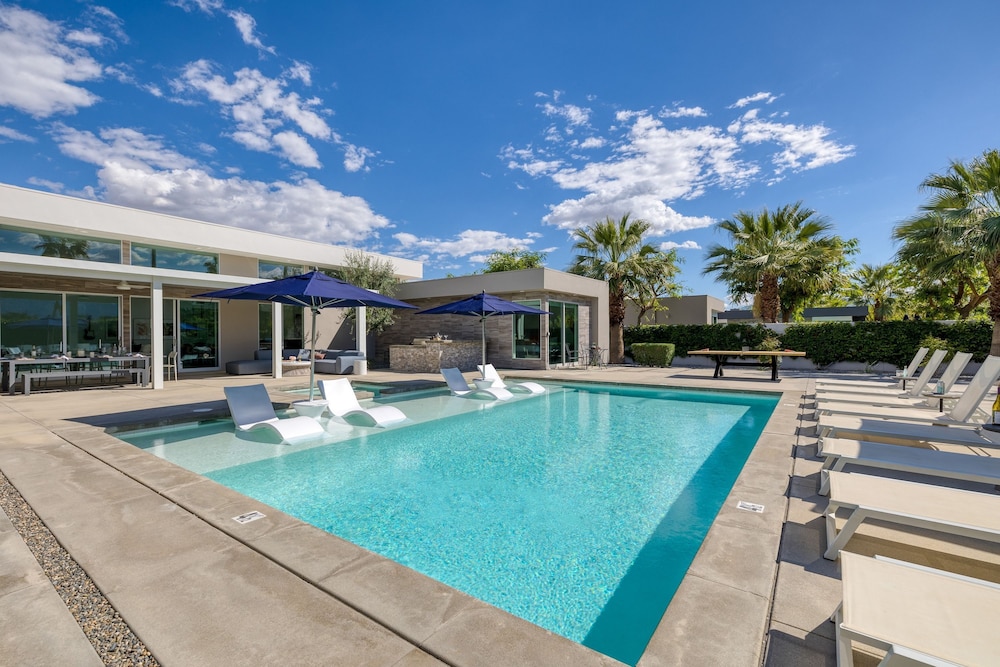 Polo Villa 3 by Avantstay Features Expansive Putting Green Pool Spa Outdoor Firepit 260328 6 Bedrooms