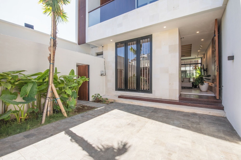 Elegant 3BR Escape Canggu AC 5min Shore
