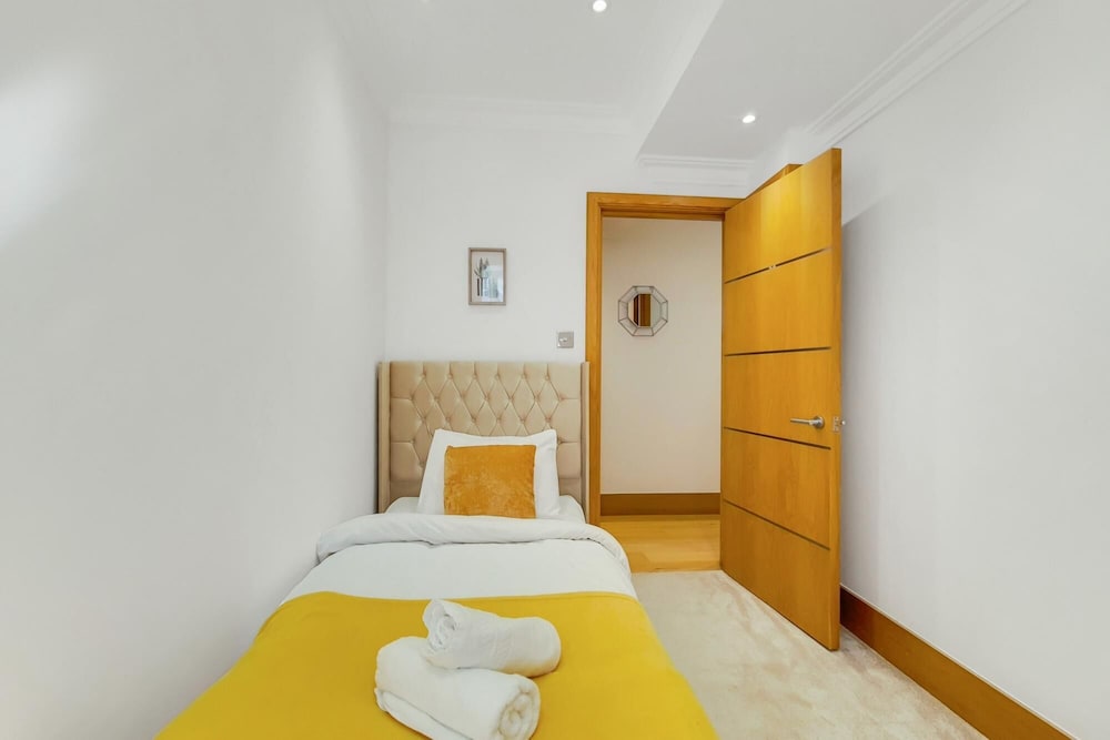 Delightful 3 Bedroom Apartment Opposite Harrods view 5