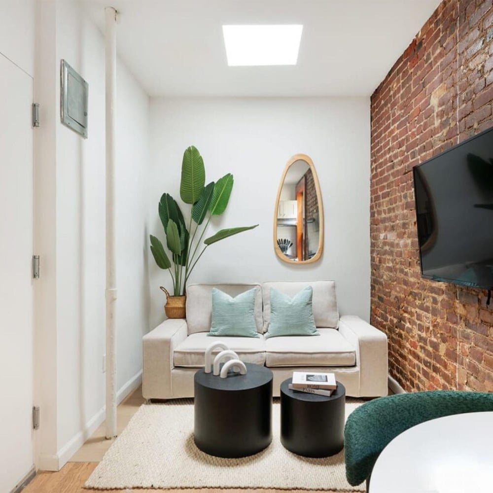 153-5a Charming 2BR LES W D