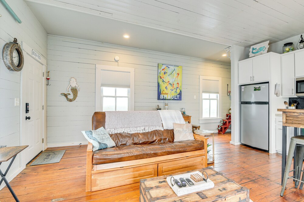 1 Mi to Dtwn: Home w/ Fenced Yard in Galveston!