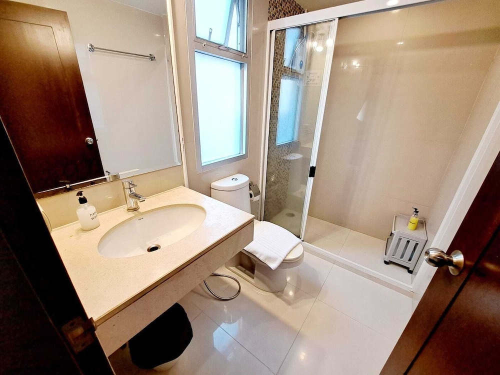 6C - 2 Bedroom Downtown Apartment With Shared Pool