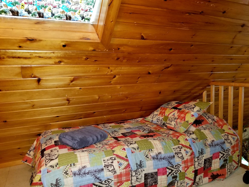 Bear Creek Lodge and Cabins in Helen Ga - Pet Friendly, River on Property, Walking Distance to downtown Helen