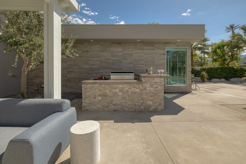 Polo Villa 3 by Avantstay Features Expansive Putting Green Pool Spa Outdoor Firepit 260328 6 Bedrooms