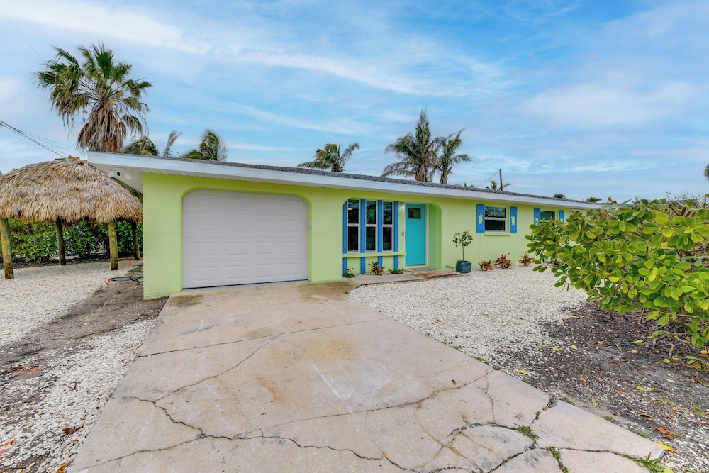 2 Blocks to Beach: Tropical Retreat in Anna Maria