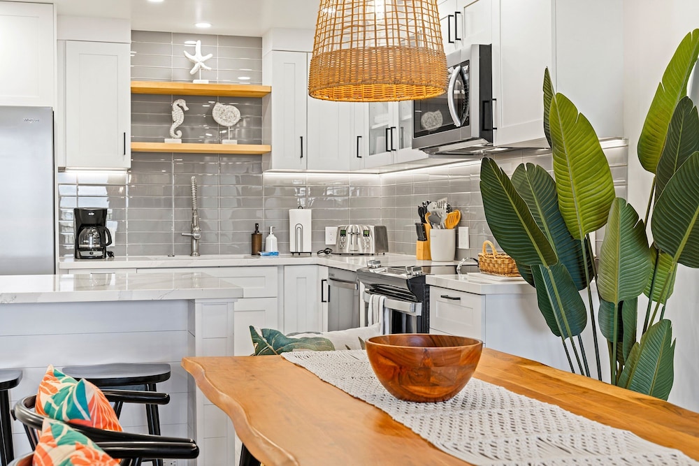 Summer Sale! Deluxe Modern Renovation, Split-ac, Kamaole Sands 4-411, Book Now!
