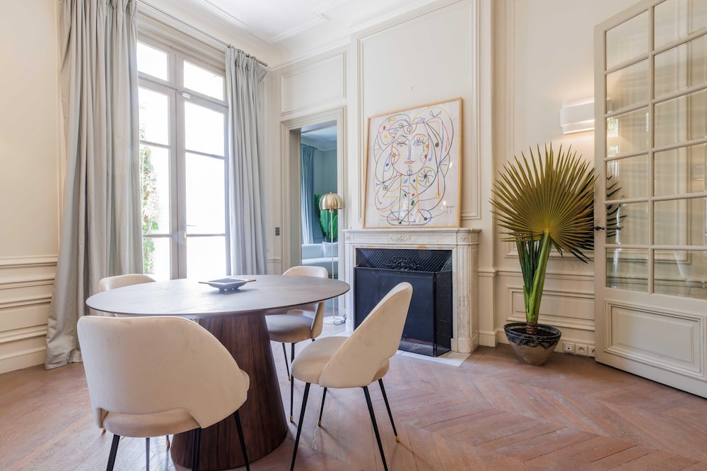 Luxury Mansion With Garden in Heart of Neuilly