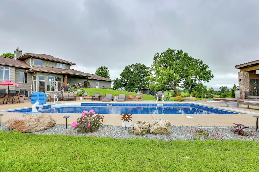 Outdoor Oasis: Luxe Flat in Mt Horeb!