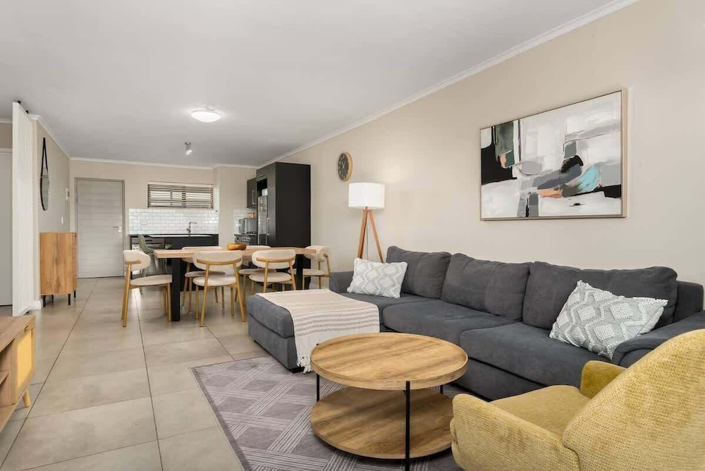 Modern 2 Bed Century City Apartment, Pool + Braai