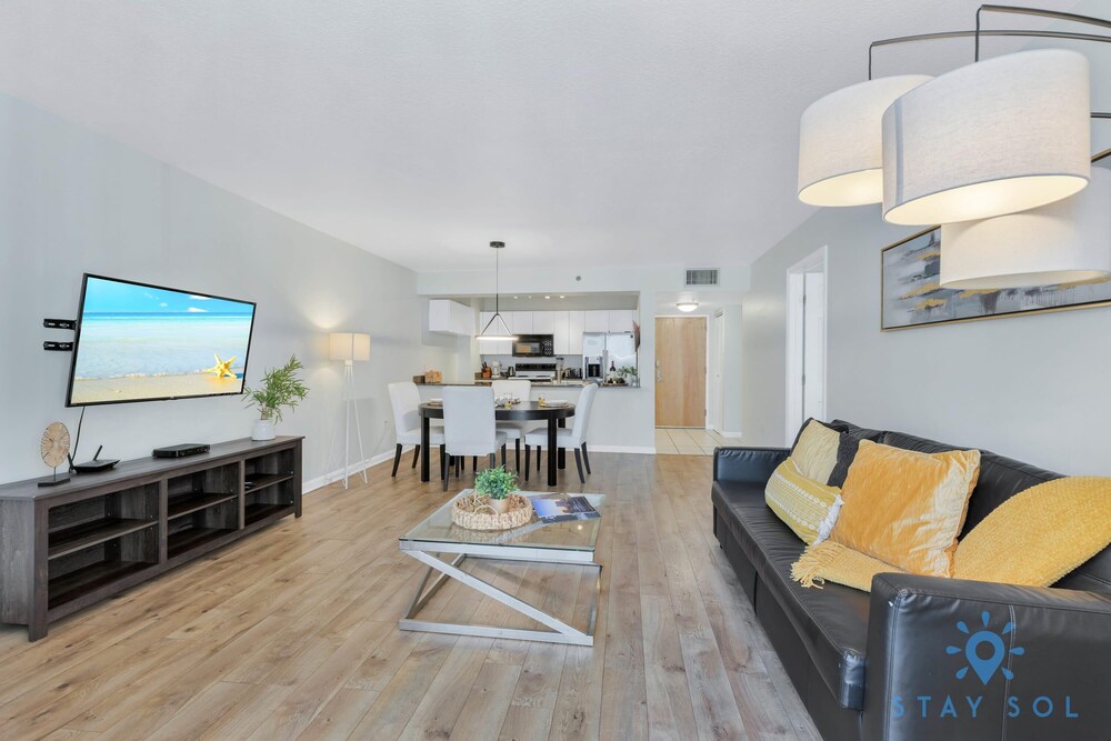Modern 1-br Condo in Upscale Brickell Locale