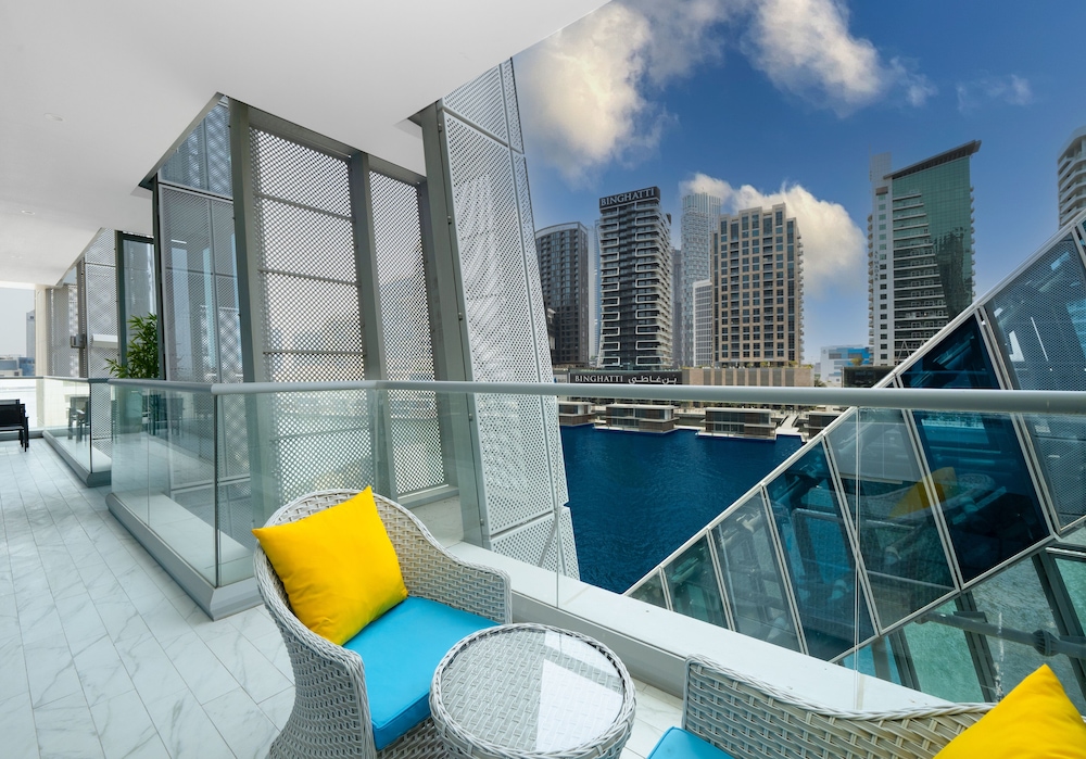 SIMPLY COMFORT Urban Chic Suites in J One Tower City & Canal Views