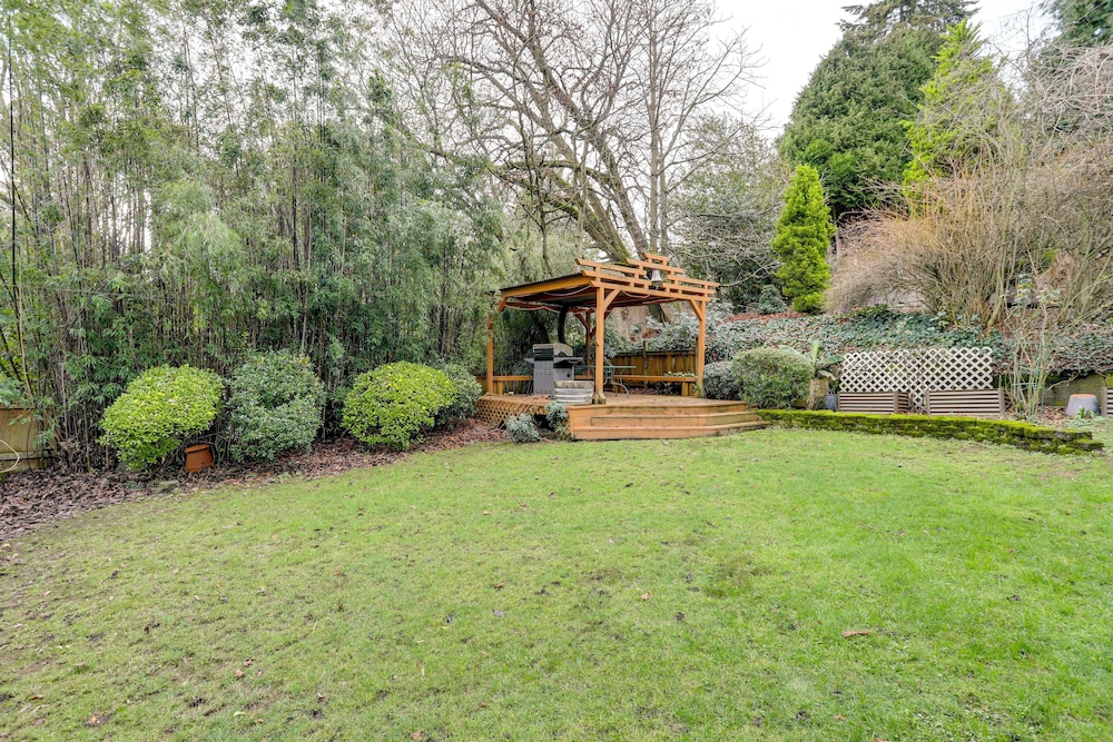 Charming Tudor-style Apt Near Green Lake!