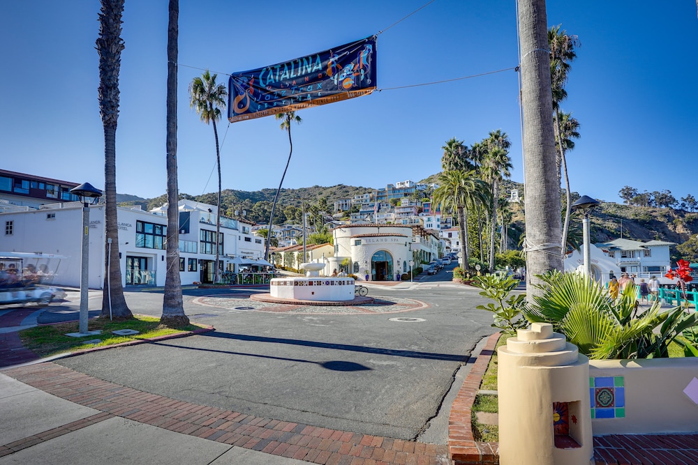 Avalon Cottage < Half-mi to Beaches & Crescent Ave
