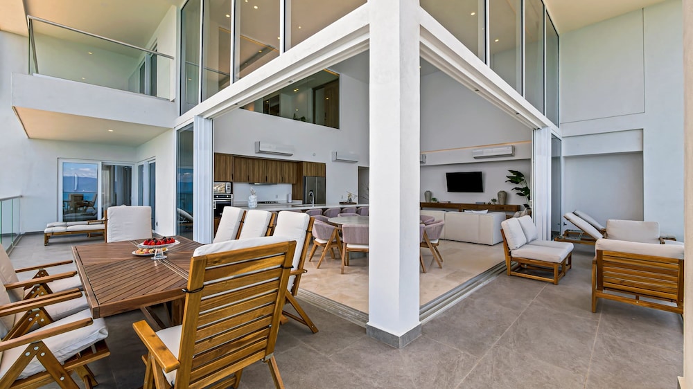 Beachfront Luxury 4BR Penthouse With Incredible Ocean Views