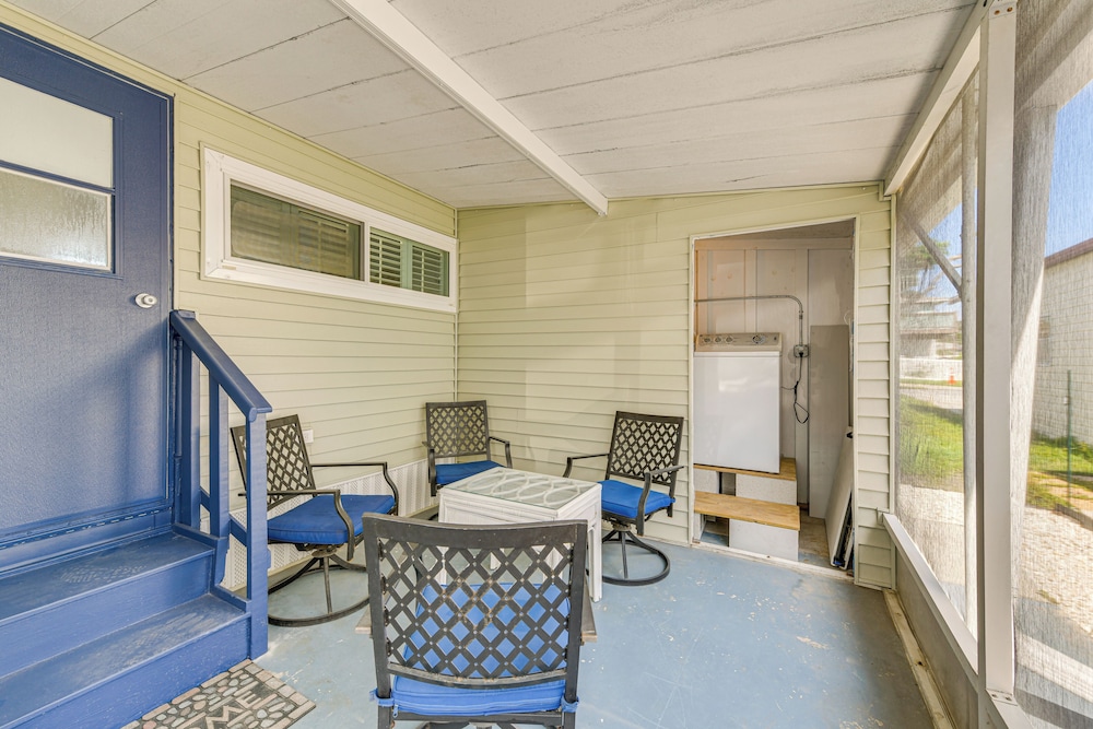 Screened-in Patio: Home 2 Mi to Cortez Beach!