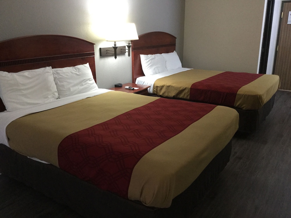 Econo Lodge Lincoln view 2