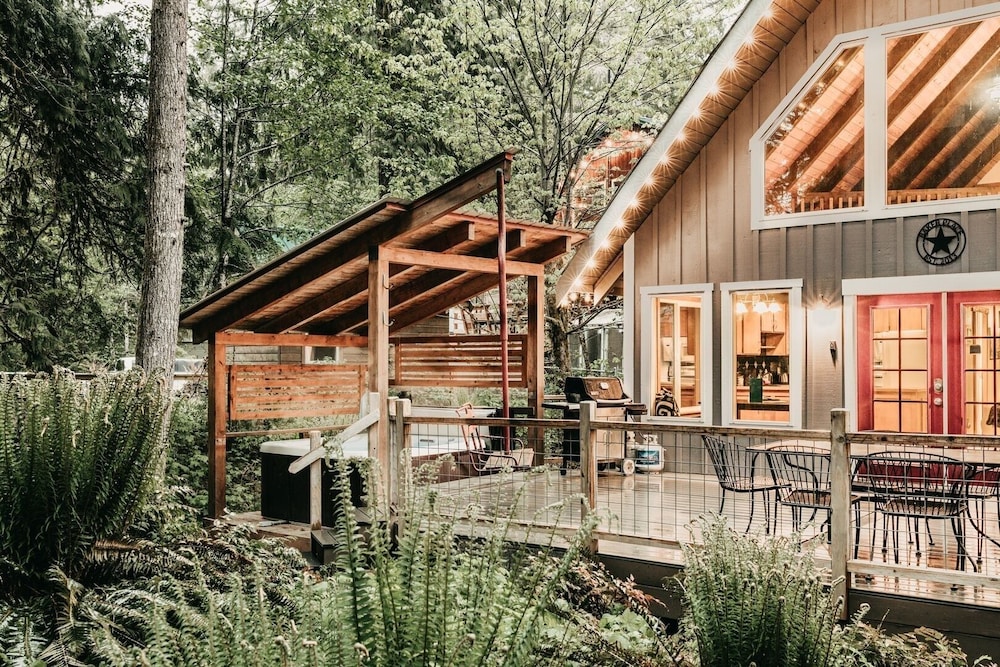 99mbr - Hot Tub - Wifi - Pets Ok - Bbq - Sleeps 6 2 Bedroom Home by RedAwning