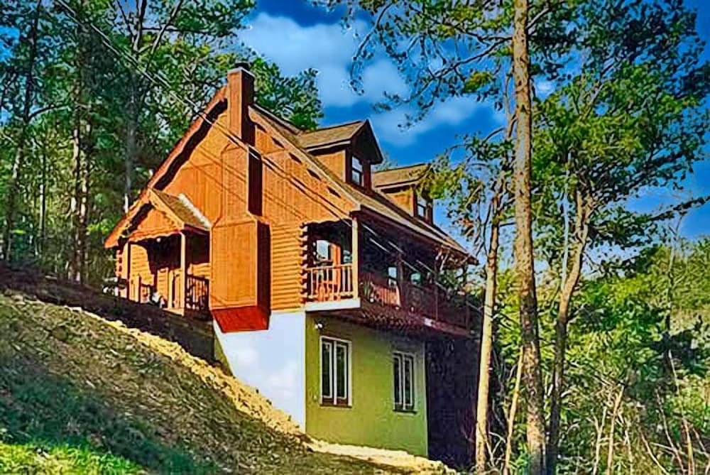 Hotel Honeymoon Hills Gatlinburg Cabin Rentals - Image 1