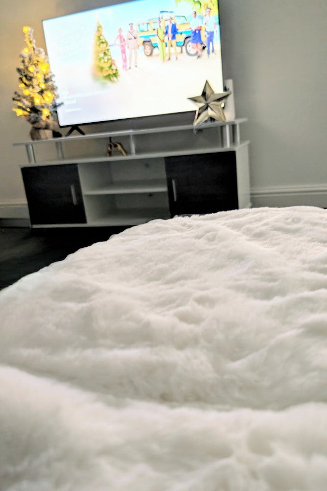 Chic Apartment in Manchester Sleeps 5