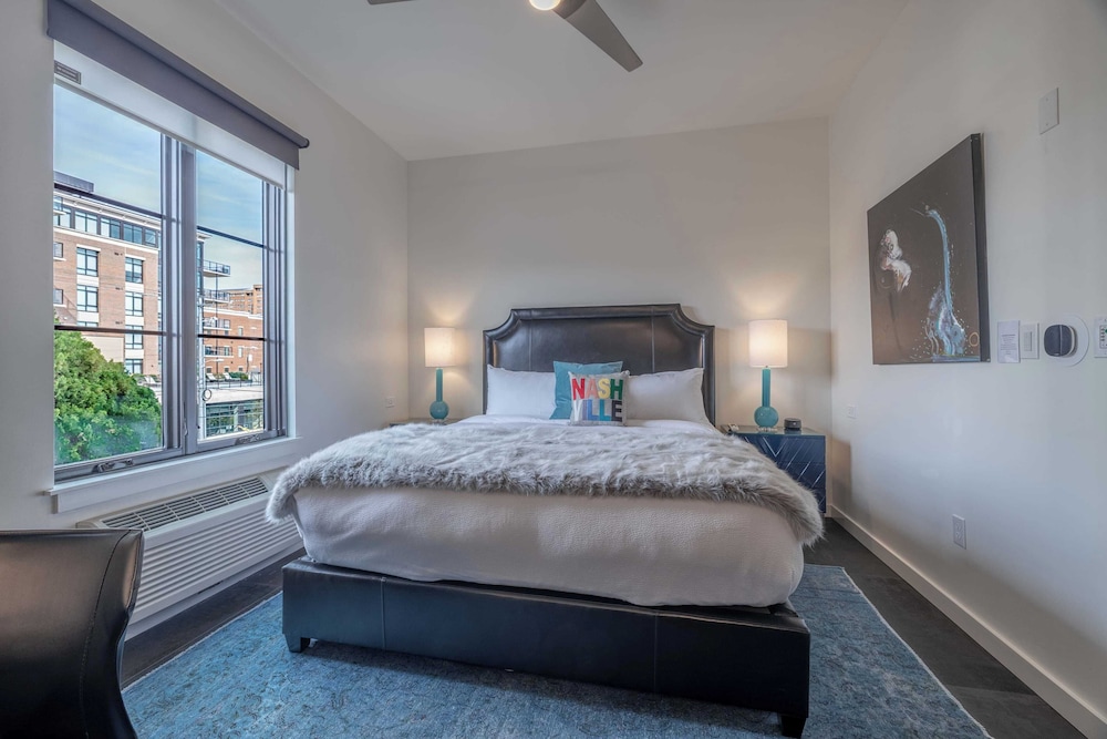 121 Hotel Floor 1 & 2 by Avantstay Sleeps 34, 10 Units in Nashville