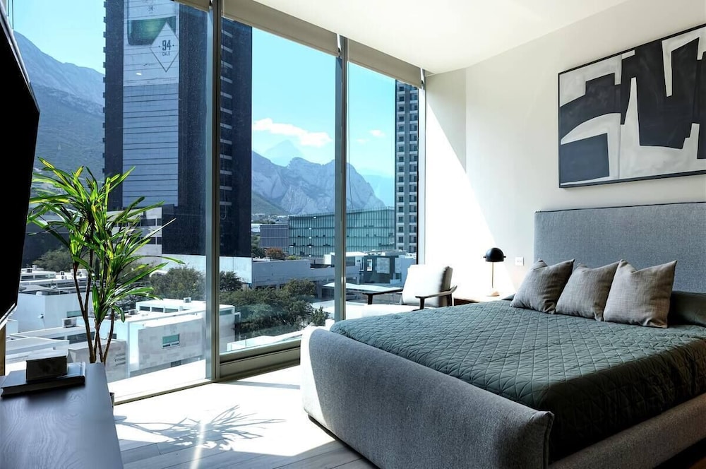Modern Apts w Pool & Mountain View