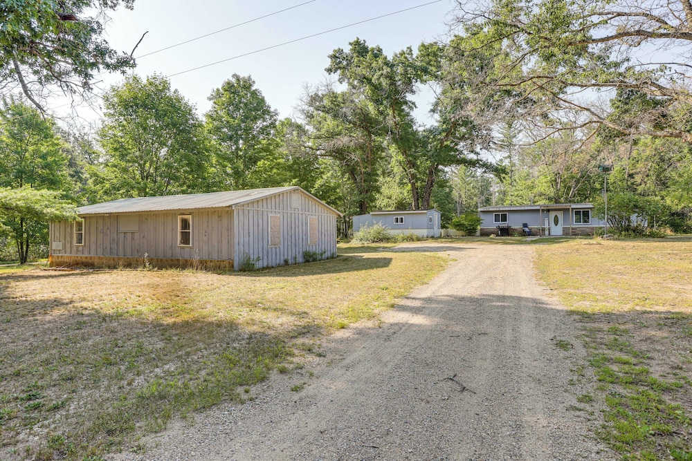 Pet-friendly Retreat: Over 3 Acres in Baldwin!