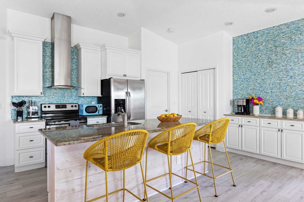 Sleeps 18! 2 Homes, Hot Tub, Game Room, Walk to the Beach Haven & Hidden Grove