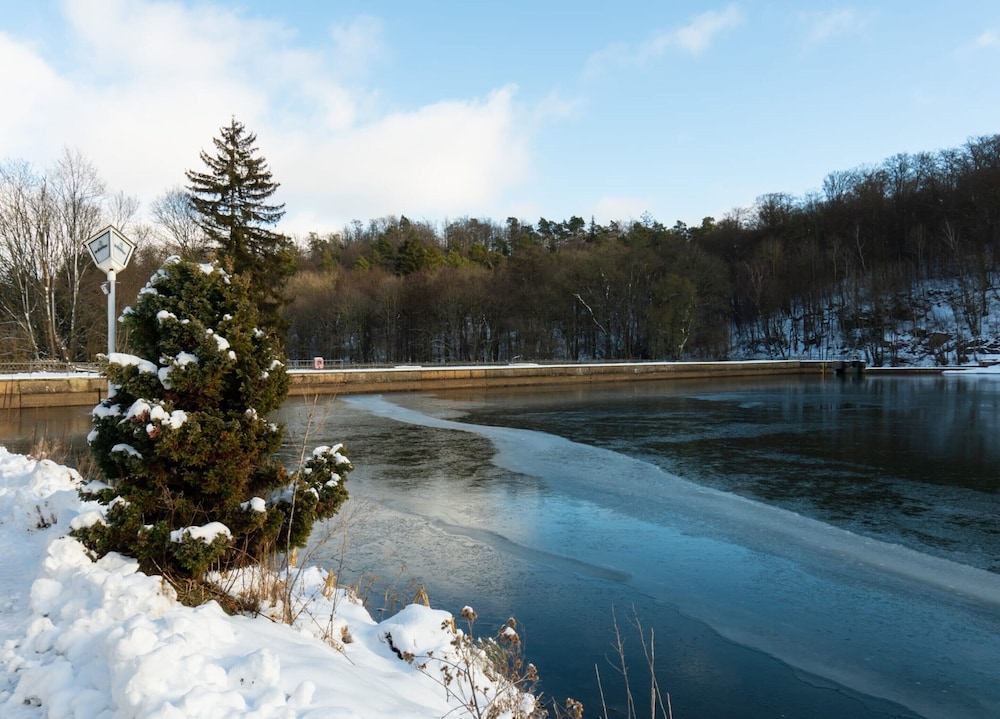 Lakefront Family Retreat