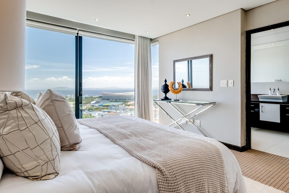 Top Urban Escape w Pool and Ocean View Villa Alexa