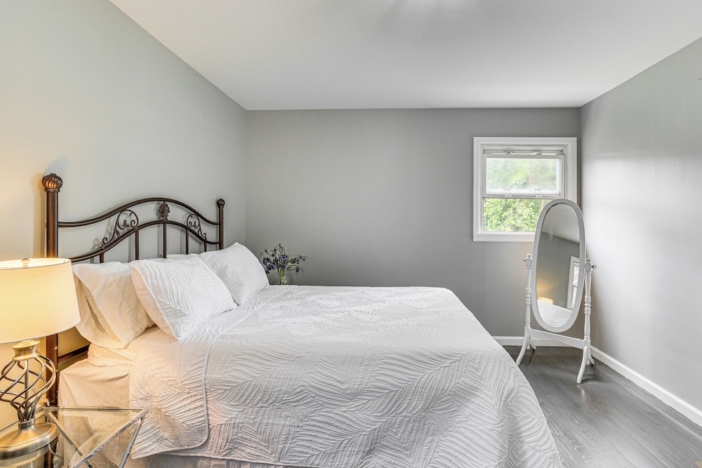 3 Mi to Main St: Modern New Paltz Home