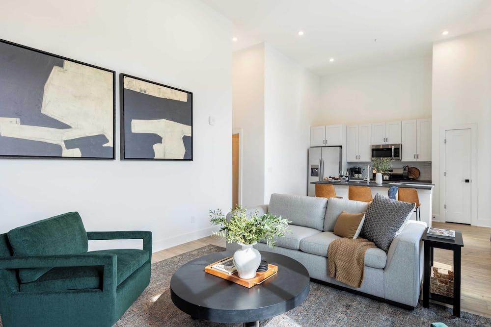 New Build Sleeps 12, 2 Condos, Modern Design Near Downtown Nashville