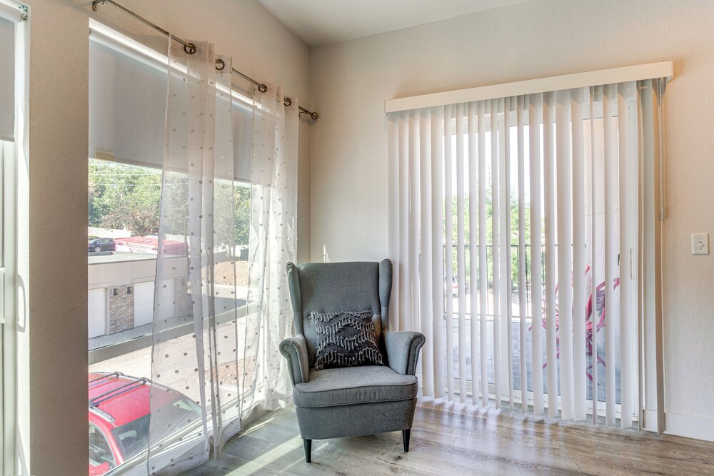 Pet-friendly Condo w/ Balcony ~ 17 Mi to Denver