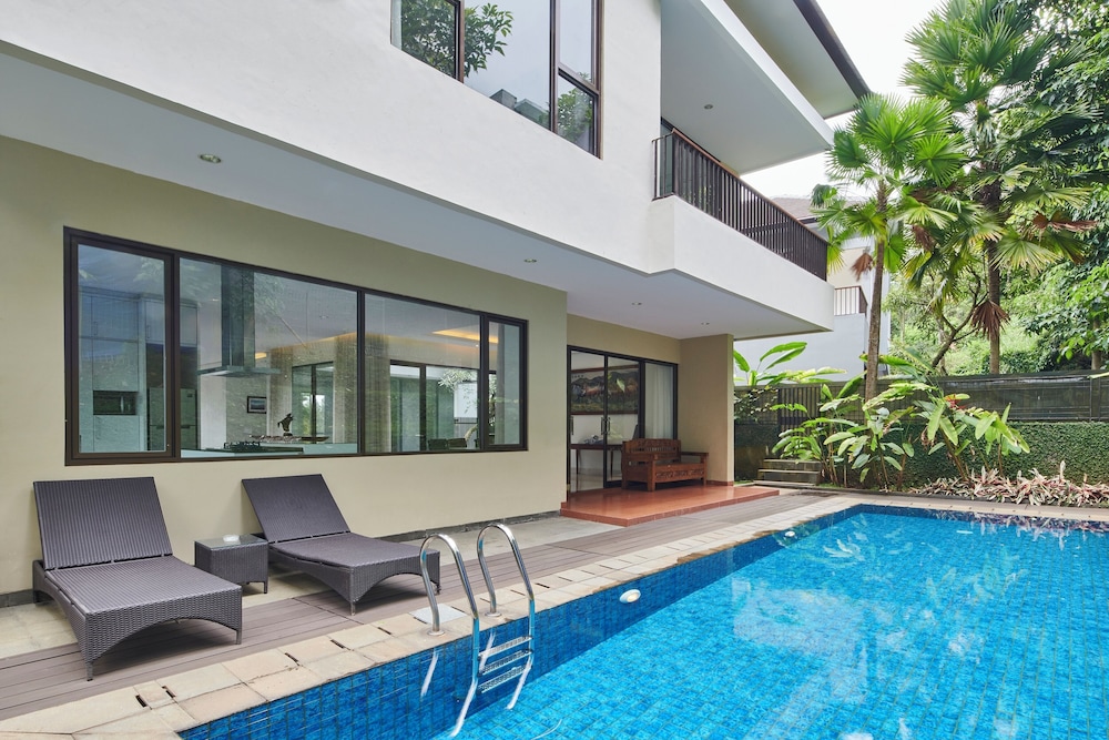 Oyama City View 4BR Villa with a Heated Pool