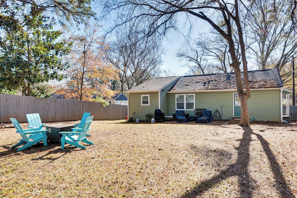 7 Mi to Dtwn Atlanta! Lovely Home w/ Backyard