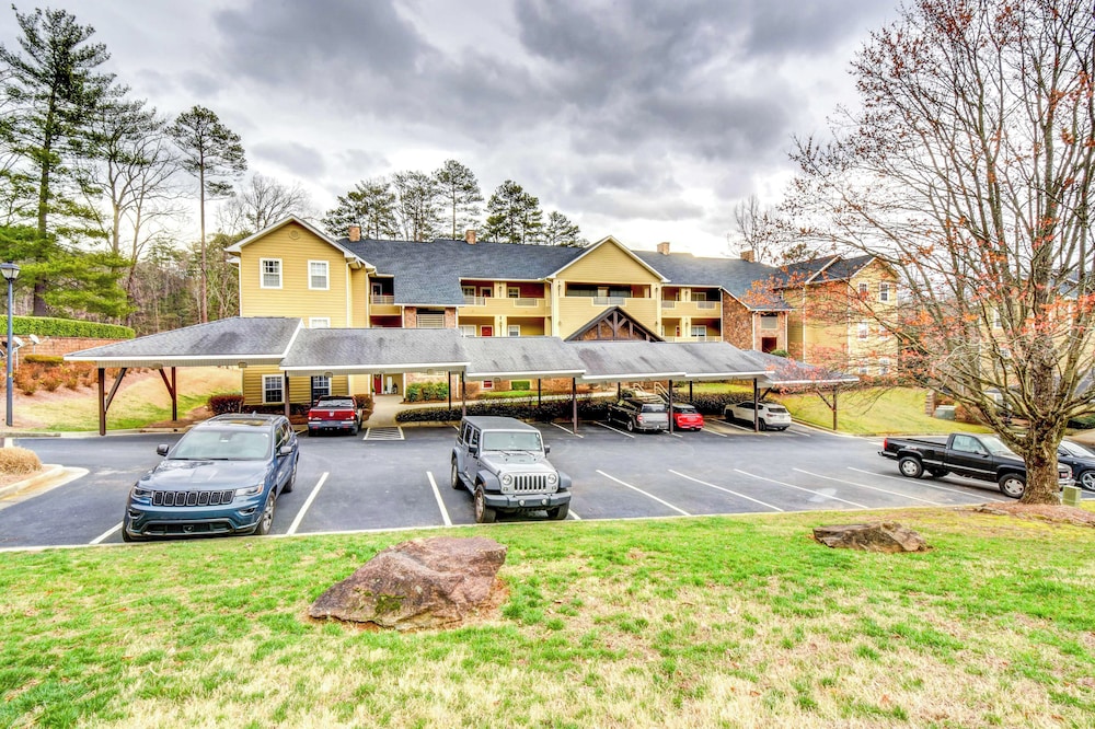 Modern Condo + Golf Course View, Near Hiking!