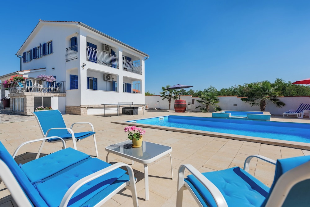 Family home with hydromassage pool & fun activities