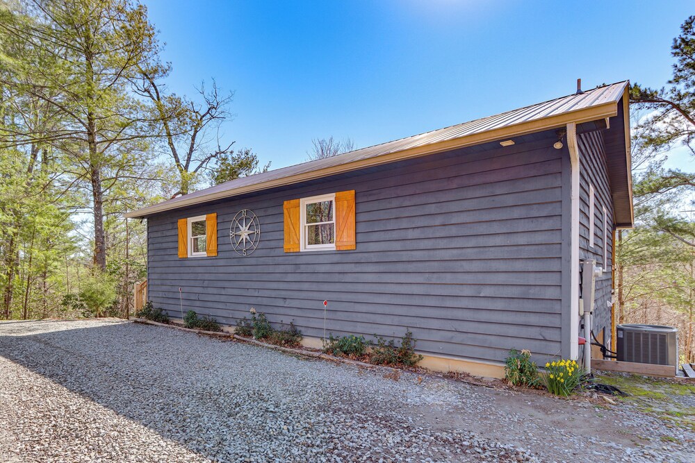 Couple's Retreat: Mtn-view Cabin in Blue Ridge!