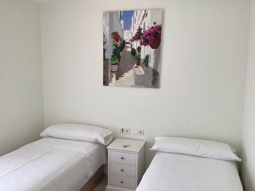 Marbella Retreat - 2 Beds - Sleeps 5 - Pool