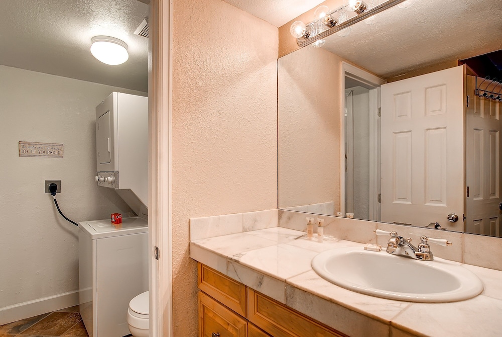 Park Place 102c 2 Bedroom Condo by RedAwning
