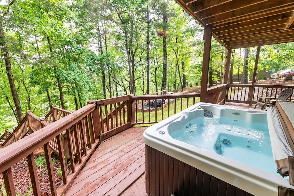 Mountain Getaway With Hot Tub & Game Room 4 Bedroom Cabin