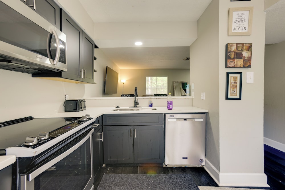 4 Mi to Iah: Suburban Houston Townhome