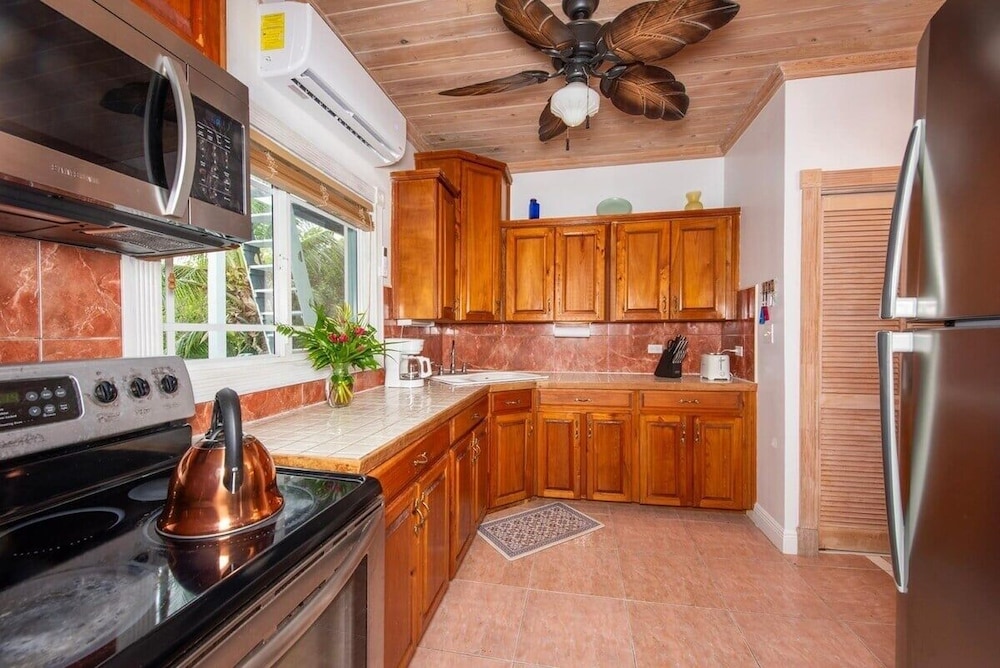 Chat N Chill - Top Floor Condo, Walk To Pink Sands Beach 2 Bedroom Townhouse