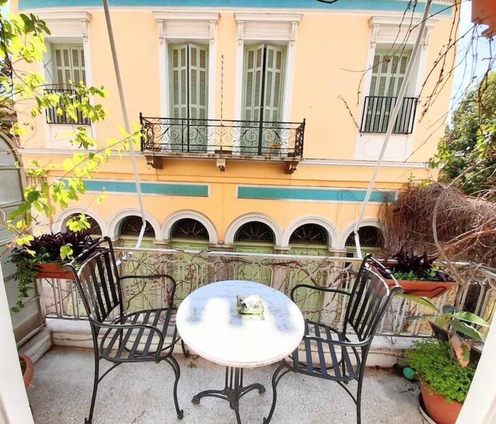 Magnificent Apartment Under the Acropolis