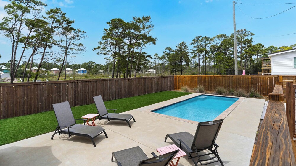 2BR Home, Private Heated Pool, 4 Bikes, Beach Access