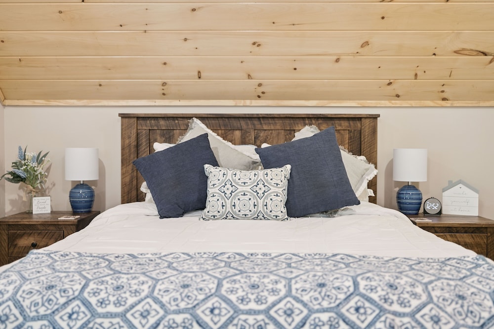 Bear Cheeks 4 Bedroom Cabin