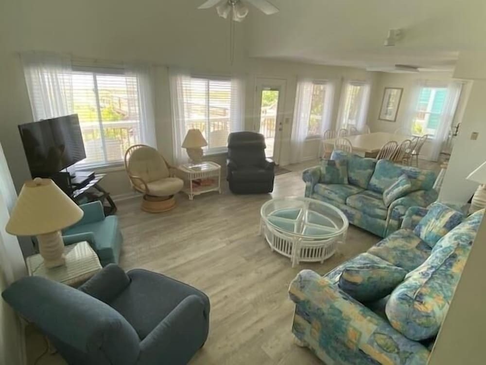 Due South - 5 Br Home