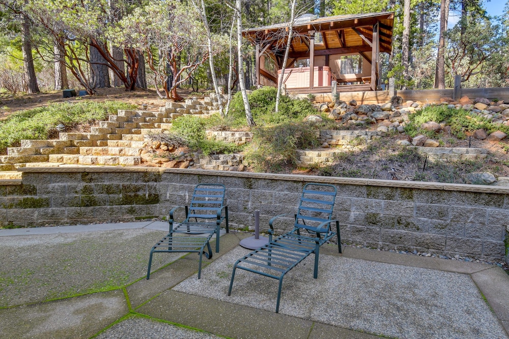 Hot Tub + Pool Table: Cabin Near Calaveras Park!