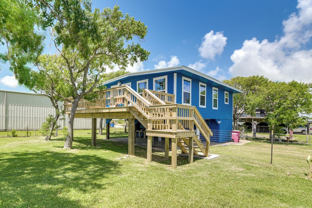 2 Mi to Public Beach: Pet-friendly Freeport Home!